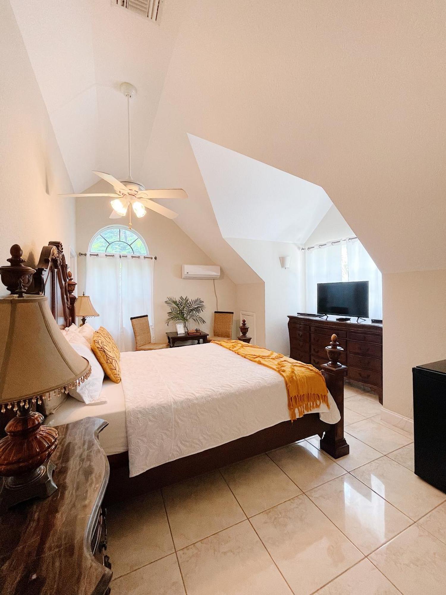 Shangri-La Boutique Bed&Breakfast West Bay Extérieur photo